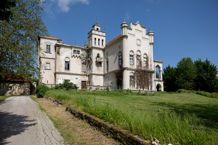Dvorec Jelšingrad pred obnovo.