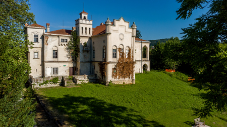 Jelšingrad s teraso pred obnovo, junij 2022.