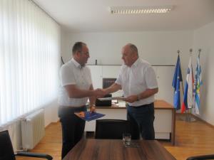 Boštjan Čokl, predstavnik podjetja Nomago, in župan Stanislav Šket. 