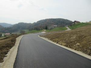 Asfaltiranje ceste Pečica-Beli potok-Sladka Gora. 