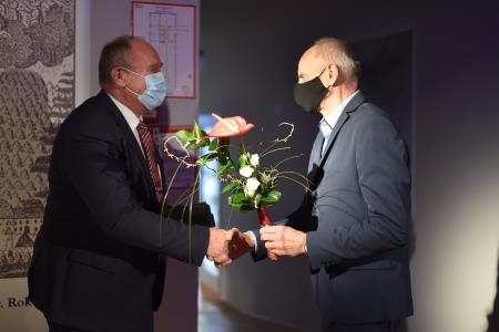 Priznanje Jožefu Čakšu je izročil odgovorni urednik Rogaških novic Jože Strniša. Foto: Foto Zorin