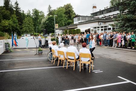 Med nastopom pevskega zbora Trobentice. 