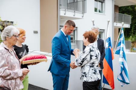 Predaja ključev Lenki Kužnar.