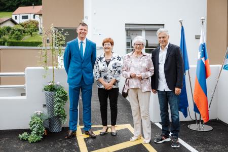 Župan in direktor Stanovanjskega sklada z bodočima najemnicama.