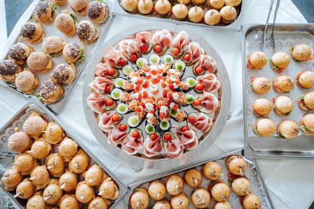 Okusne dobrote so pripravili v kuhinji Doma upokojencev Šmarje pri Jelšah.