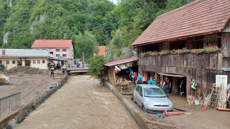 Prizadetim pomagajo gasilci, vojaki, reševalci, gradbinci, prostovoljci.
