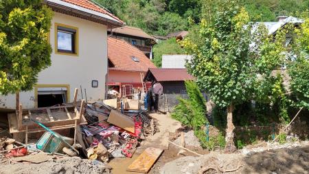 Kupi odpadkov ob objektih čakajo na odvoz.