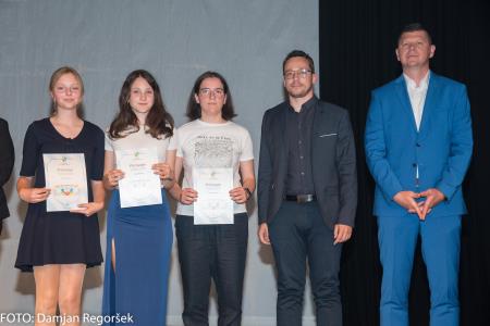 Zala, Alina in Eva z mentorjem in županom. 