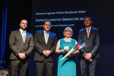 Marjana Skale iz Župnijske Karitas ob županu in podžupanih.