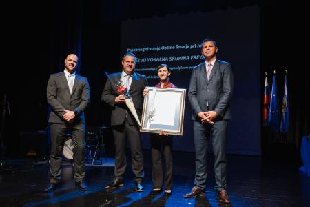Martina Rančigaj Žabkar je prevzela posebno priznanje v imenu vokalne skupine Freya.