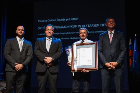 Jani Vreže je v imenu društva Trta prevzel plaketo.