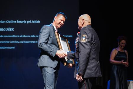 Župan čestita častnemu občanu Alojzu Tirgušku.