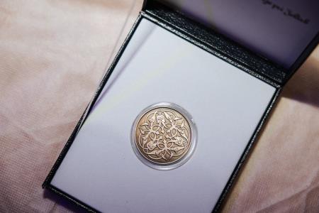 Kovanec v slogu starega zlata s posvetilom. Foto: Matic Javornik