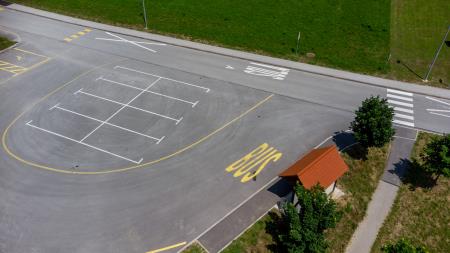 Obračališče za šolski avtobus pri POŠ Mestinje. 
