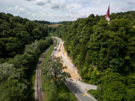Gradnja kolesarske povezave ob glavni cesti Mestinje-Podplat. 