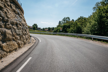 Kamnita zložba ob cesti