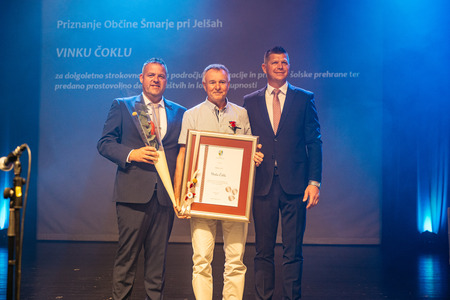 Vinko Čokl, prejemnik občinskega priznanja, s podžupanom in županom.
