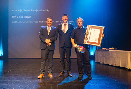 Niko Petelin, prejemnik občinskega priznanja, s podžupanom in županom.