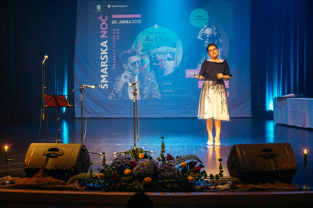 Scenaristka in voditeljica slovesnosti Sergeja Javornik. 