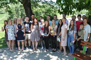 Dijaki, ki so opravili poklicno maturo, s profesorji. Foto: ŠCRS