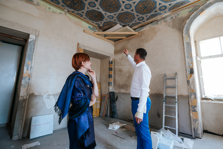 Ministrica in župan med ogledom dvorca. Foto: Matic Javornik