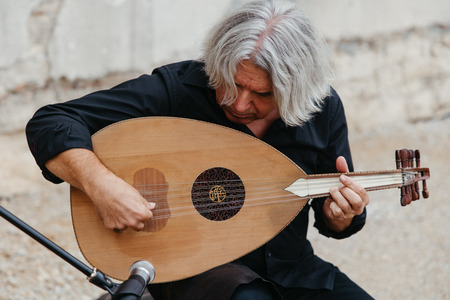 Boris Šinigoj je zaigral na arabsko lutnjo.
