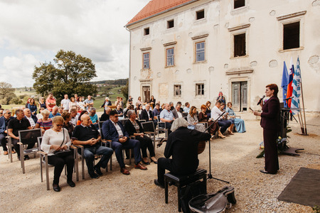 Slovesnost je potekala na dvorišču.