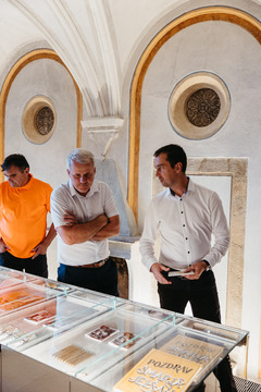 V vhodni avli so na prodaj novi spominki, ki jih je zasnoval dr. Marko Samec.