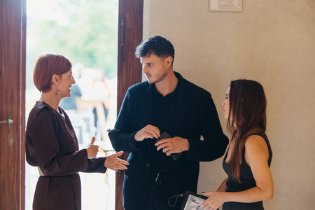 Katja Ivić in Dino Mujić, ki sta zasnovala notranjo ureditev in opremo prostorov, v pogovoru z ministrico. 