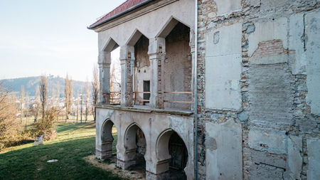 Jelšingrad pred obnovo fasade. Foto: Matic Javornik & Blaž Lah