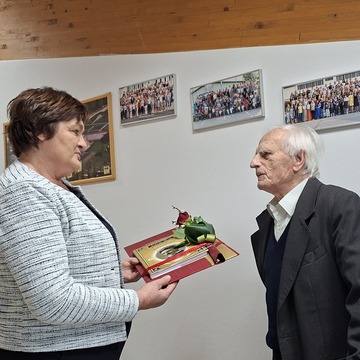 Bojana Pevec je slavljencu izročila darilo v imenu kolektiva OŠ Šmarje pri Jelšah.