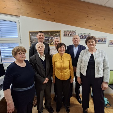 Udeleženci sprejema s slavljencem in njegovo soprogo.