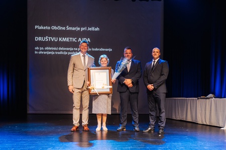 Francka Javeršek je v imenu Društva kmetic Ajda prevzela plaketo. 