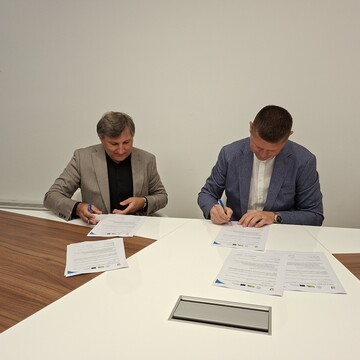 Bogdan Jančič in Matija Čakš med podpisom pogodbe.