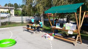 Članica Netka pred začetkom prireditve.