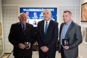 Župan Stanislav Šket s prejemnikoma priznanj. 