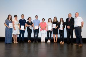 Mladi raziskovalci z mentoricami, županom in ravnateljem. Foto: Damjan Regoršek